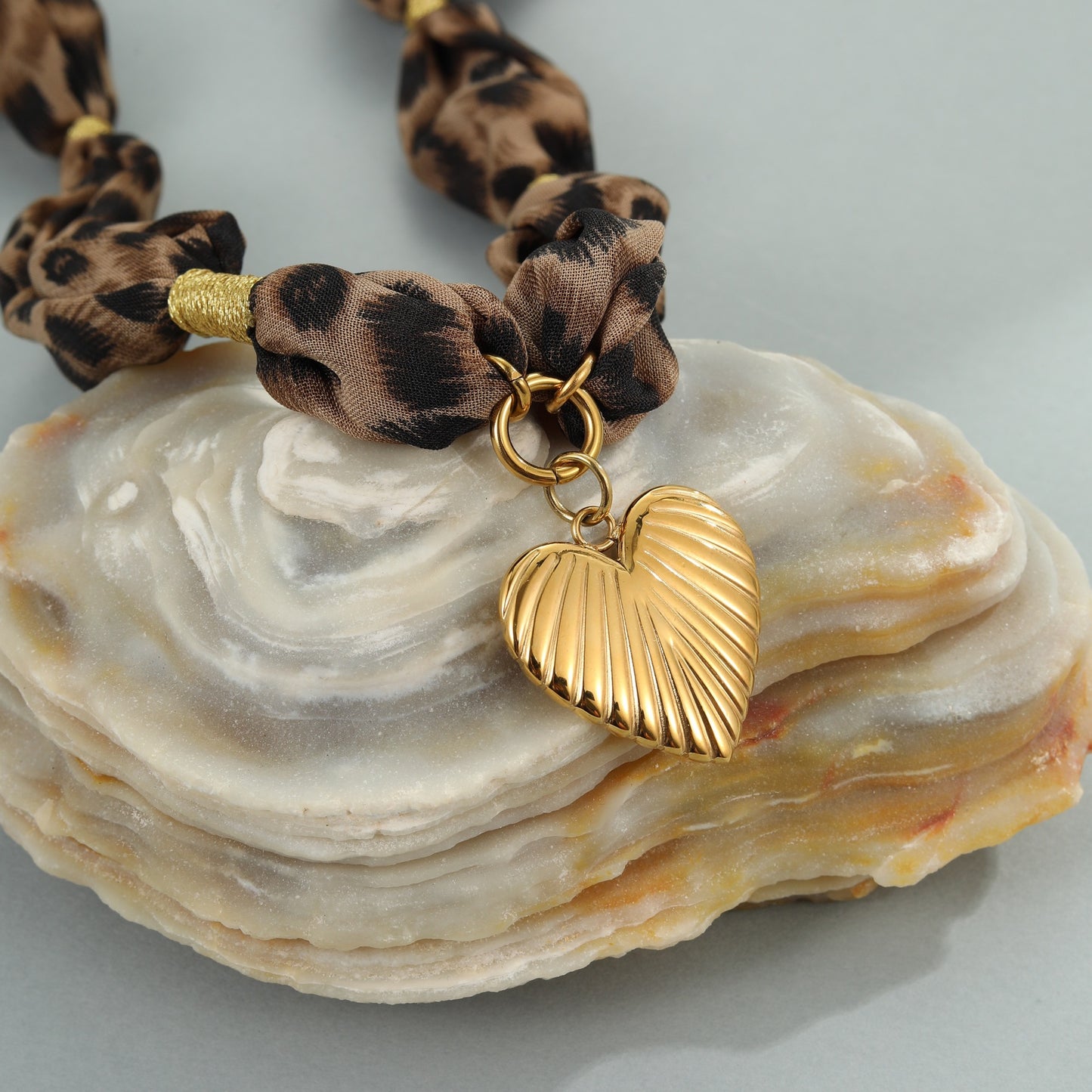 Collana con ciondolo a forma di cuore in acciaio inossidabile alla moda con foulard in seta leopardato, catena a medaglione placcata ipoallergenica per donne