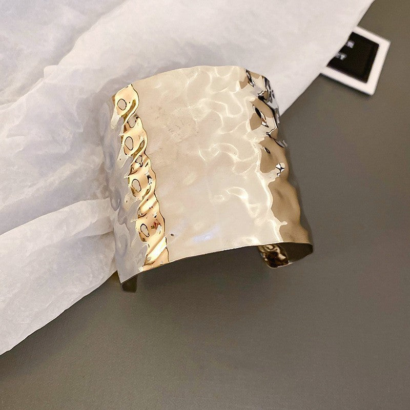 Pulsera de metal con patrón de cuadrícula geométrica de tono frío minimalista con acabado galvanizado para mujer