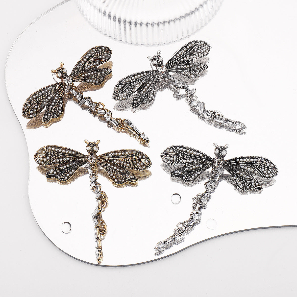 Pendientes de mariposa de latón de inspiración vintage con incrustaciones de diamantes de imitación para mujer