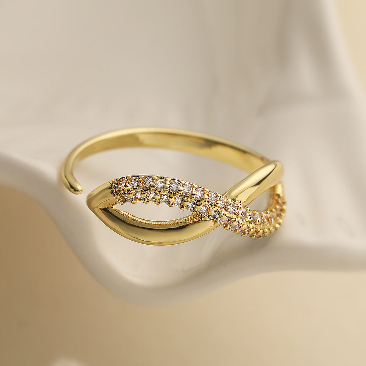 Anillo Abierto Geométrico Minimalista para Mujer en Latón con Baño de Oro y Circonita Microengastada