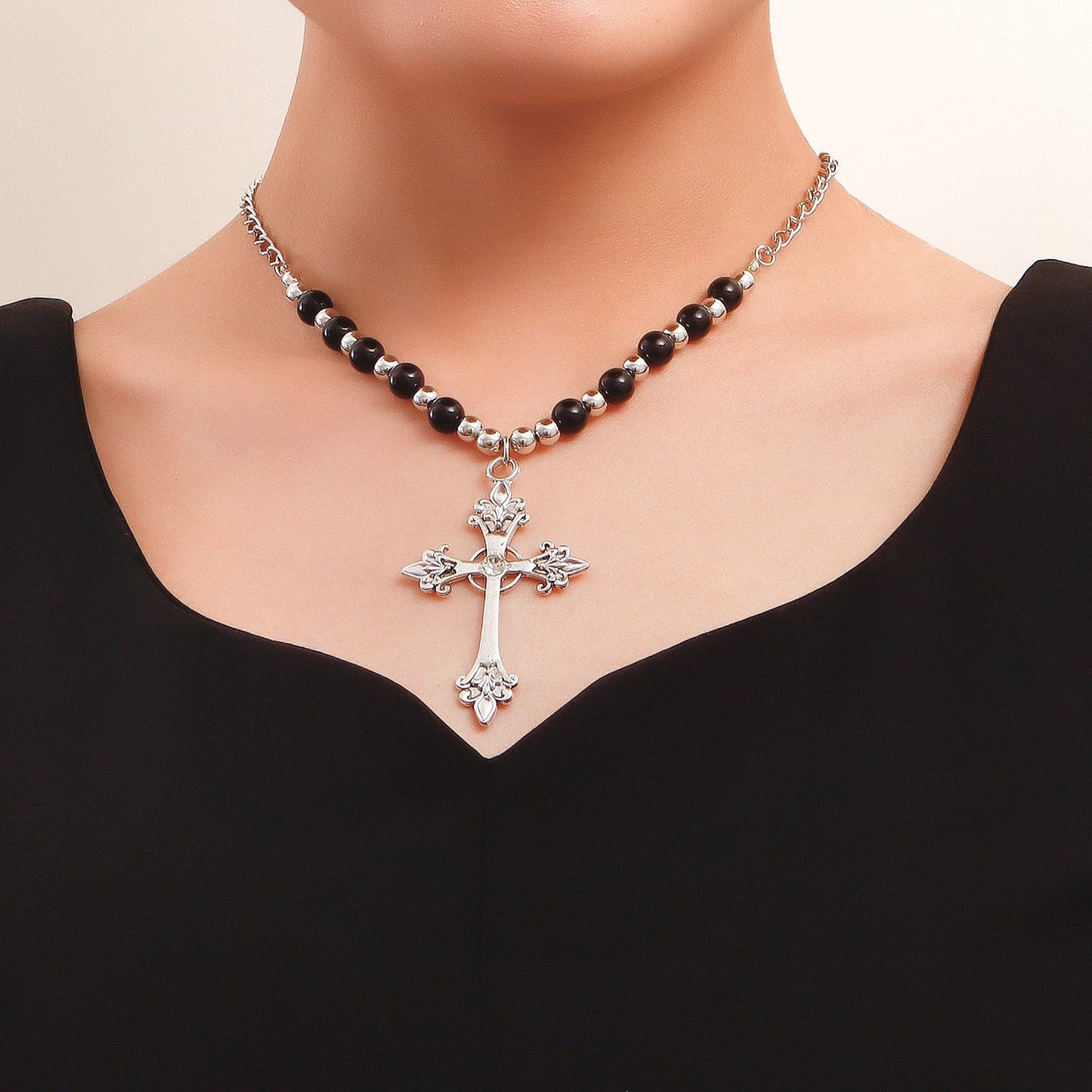 Collar colgante de aleación con forma de cruz vintage para mujer con acabado chapado y diseño de cadena a la altura de la clavícula