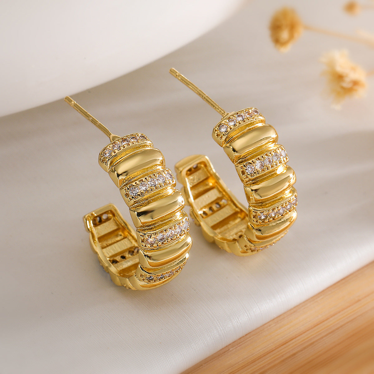Orecchini geometrici a C in rame placcati oro 18 carati con intarsio in zirconi per donna, gioielli alla moda di ispirazione vintage