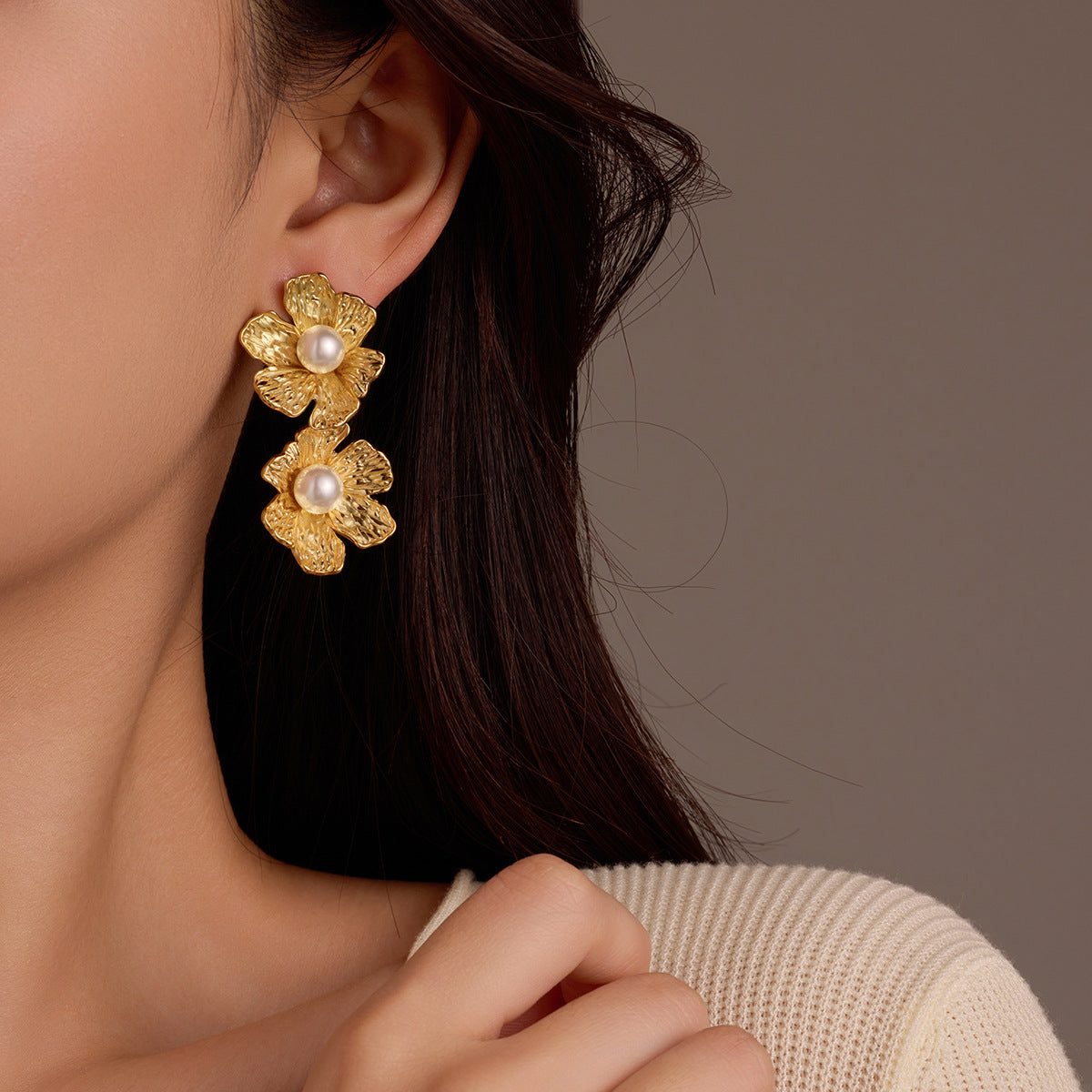 Vintage Style Petal-Shaped Stainless Steel Stud Earrings with Pearl Inlay and Textured Fringe Detail