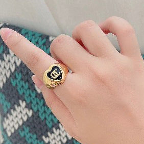 Anello a Cuore con Lettera in Ottone Placcato Oro di Lusso con Smalto Nero per Donna