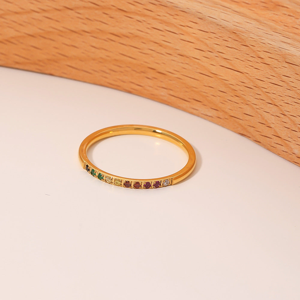 Anello da donna minimalista geometrico in acciaio inossidabile con intarsio in zircone colorato e placcatura in oro 18 carati