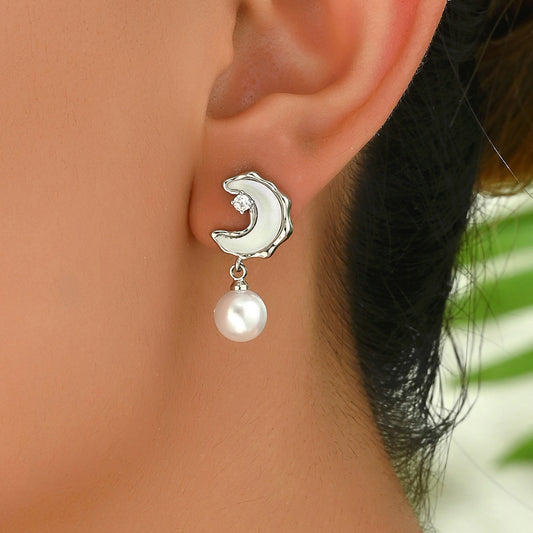 Orecchini da donna minimalisti con perle a forma di luna e perni in acciaio inossidabile