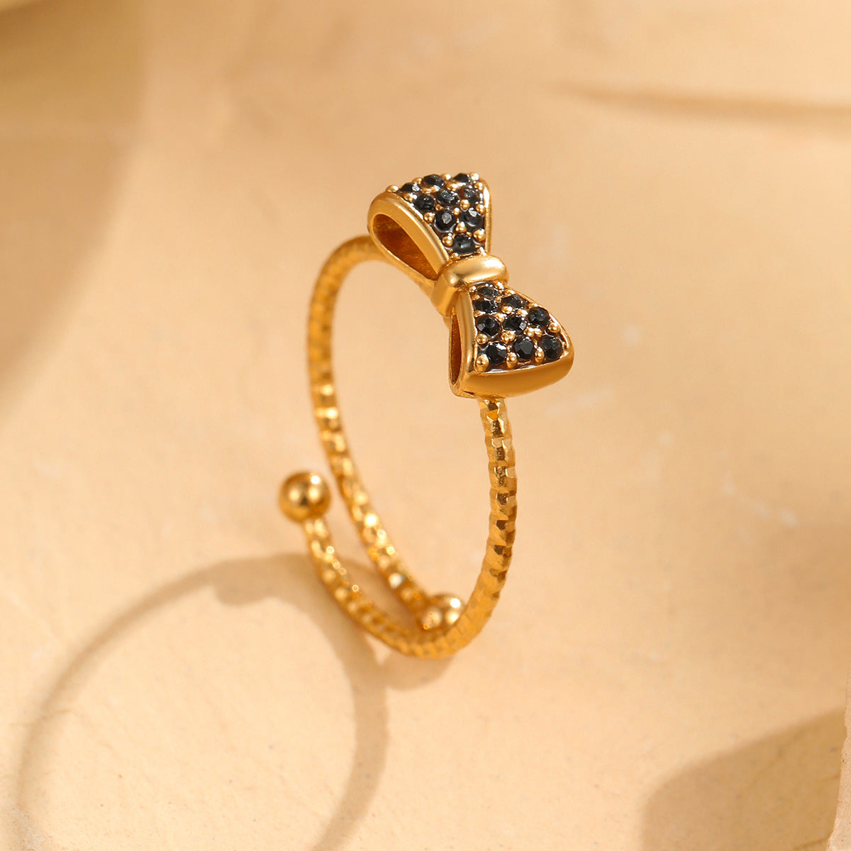 Anillo de acero inoxidable con forma de lazo, engaste de diamantes de imitación, estilo minimalista y lujoso para mujer
