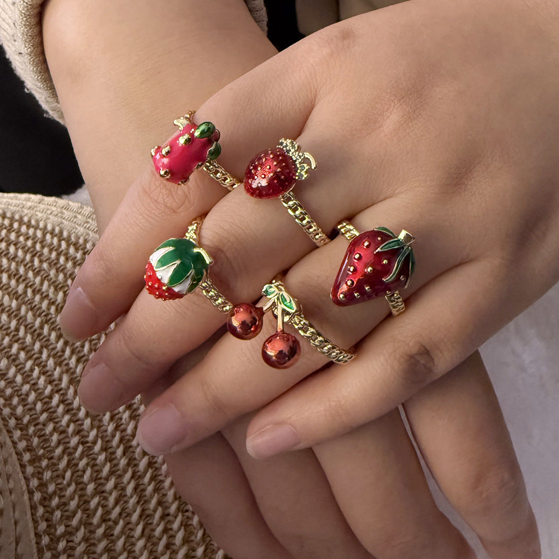 Simpatico Anello a Forma di Fragola in Rame con Finitura Smaltata da Donna, Gioielli alla Moda Regolabili a Tema Frutta