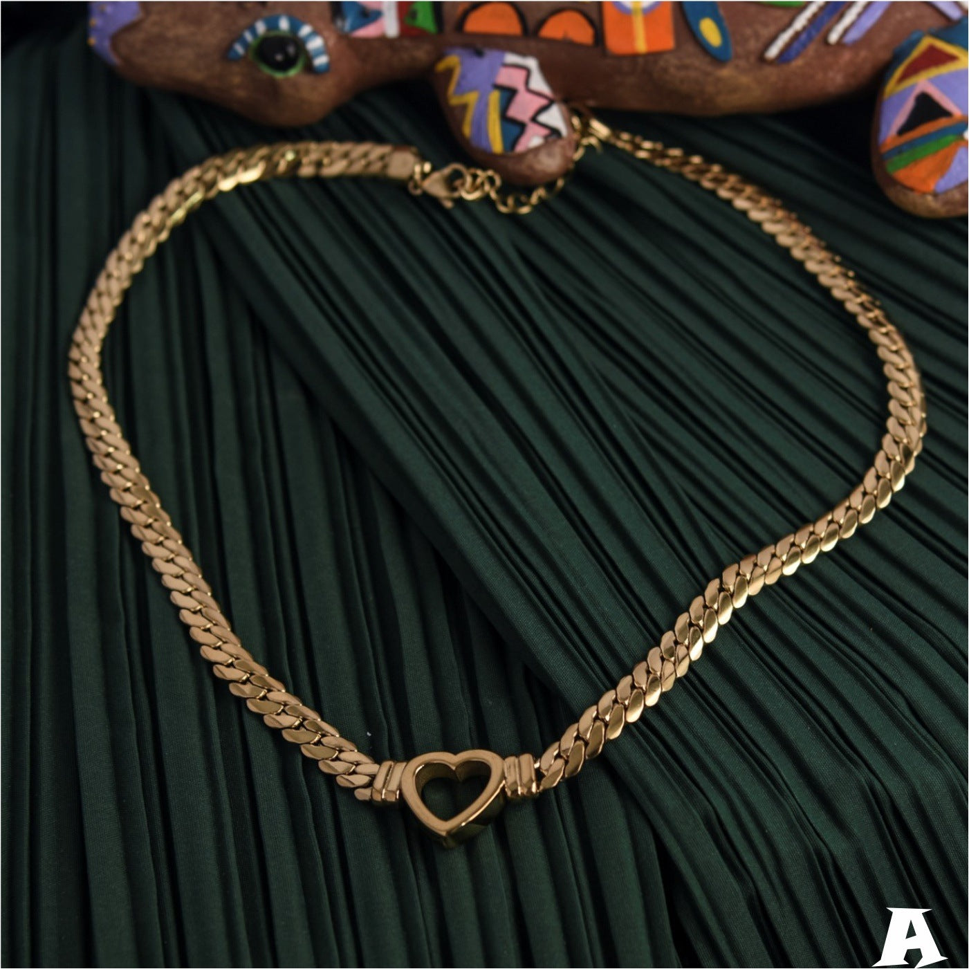 Collar Colgante Corazón Hueco Minimalista de Acero Titanio Estilo Vintage Elegante para Mujer con Acabado Chapado