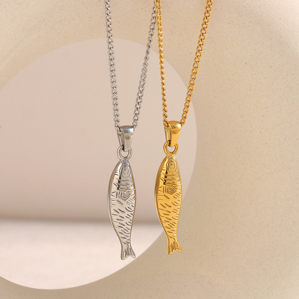 Collana con ciondolo a forma di salmone minimalista di tendenza per donna, in acciaio inossidabile con placcatura in oro 18 carati, design animale, per uso quotidiano