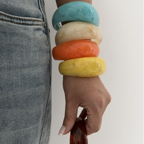 Pulsera Irregular de Acrílico Geométrico con Goteo de Aceite y Superficie Texturizada Abstracta Multicolor
