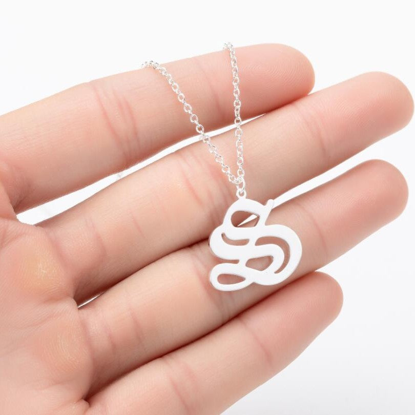 Collana con ciondolo a lettera alfabeto minimalista in acciaio inossidabile da donna