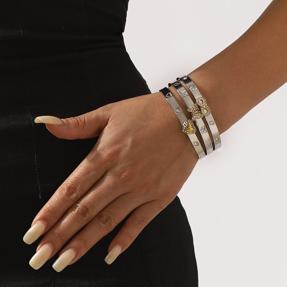 Bracciale alla moda con fiocco e strass a forma di cuore in acciaio inossidabile placcato oro 14K da donna