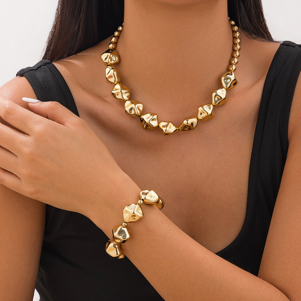Collana da donna con clavicola geometrica testurizzata, pendente in lega con finitura galvanica e dettagli esagonali