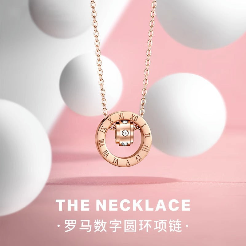 Collana Pendente Minimalista con Numeri Romani per Donne e Uomini in Acciaio Titanio con Placcatura in Oro, Delicata Catena per Clavicole