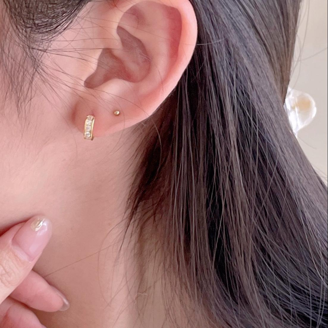 Pendientes de Plata de Ley 925 con Diseño de Letras Minimalistas, Incrustación de Circonita y Recubrimiento de Resina Transparente