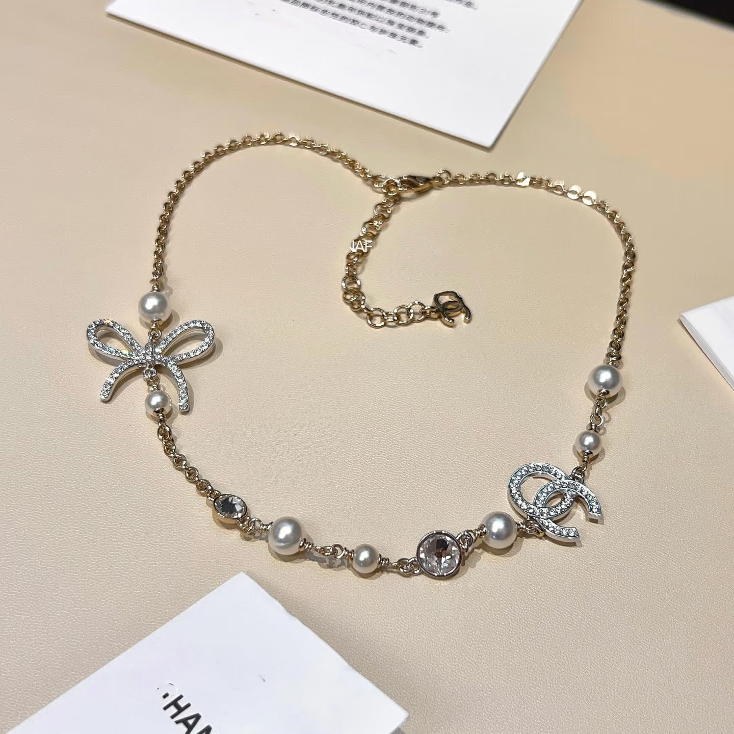 Collar dulce y elegante de latón chapado en oro con letra, mariposa, perla e incrustaciones de cristal para mujer