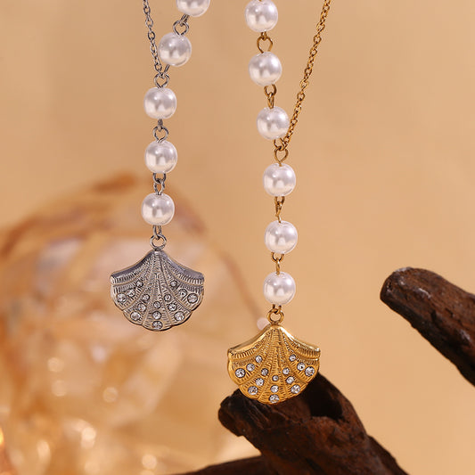 Collana da donna vintage con ciondolo a conchiglia asimmetrica in acciaio inossidabile placcato oro 18 carati con strass micro-pavé