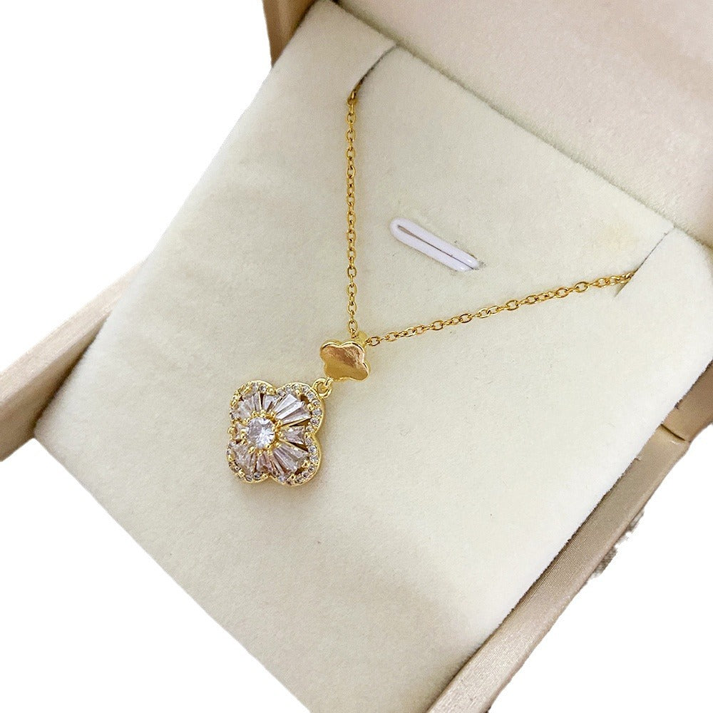 Collana originale in acciaio titanio a forma di fiore con ciondolo a trifoglio con strass micro-incastonati su catena a O per donna e uomo