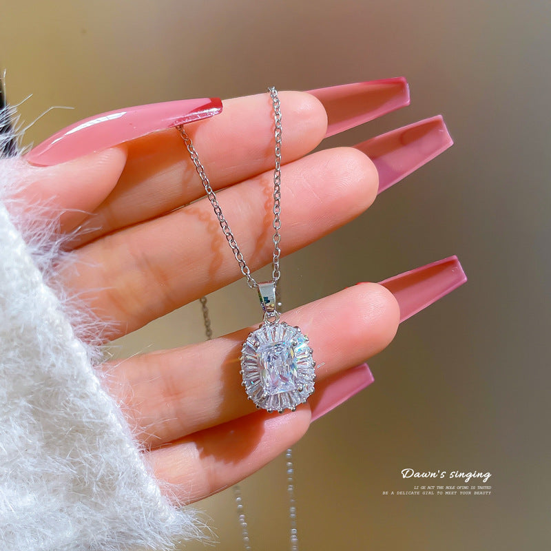 Collana Minimalista con Catena a Labbra in Acciaio al Titanio con Pendente in Rame e Intarsio di Strass