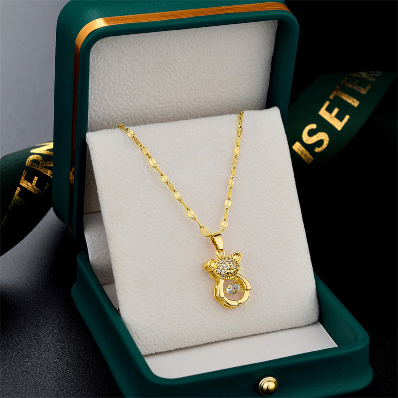 Collana da donna a forma di orsetto, placcata in acciaio al titanio, con zirconi micro-pavé, catena clavicola minimalista e delicata