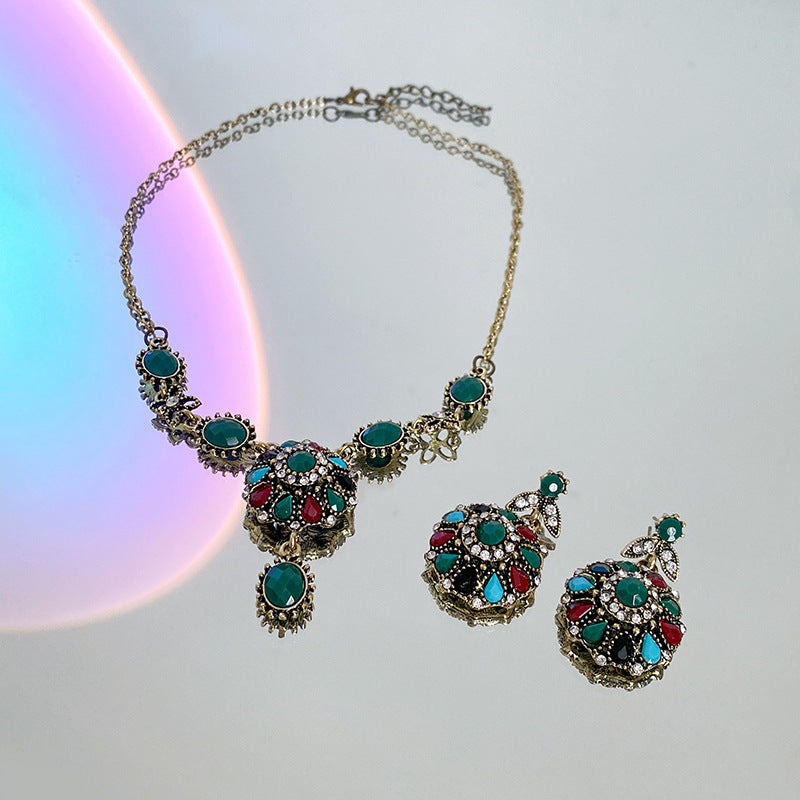 Vintage Floral Pendant Necklace with Rhinestone Inlay in Copper for Women, Delicate Clavicle Chain with Heart Shape Accents