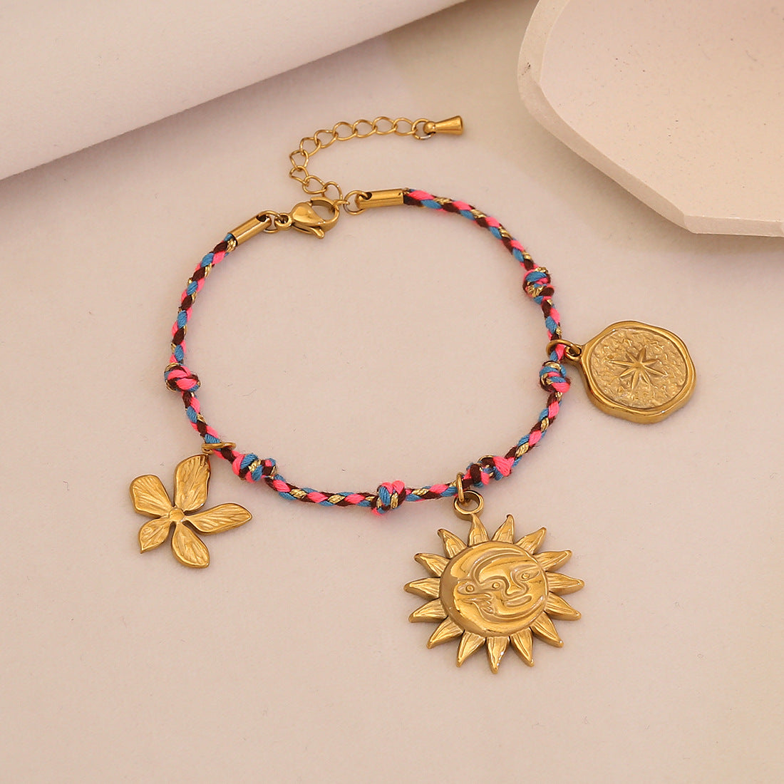 Braccialetto da donna intrecciato fatto a mano minimalista con sole, luna e stelle in acciaio inossidabile con ciondolo a cuore