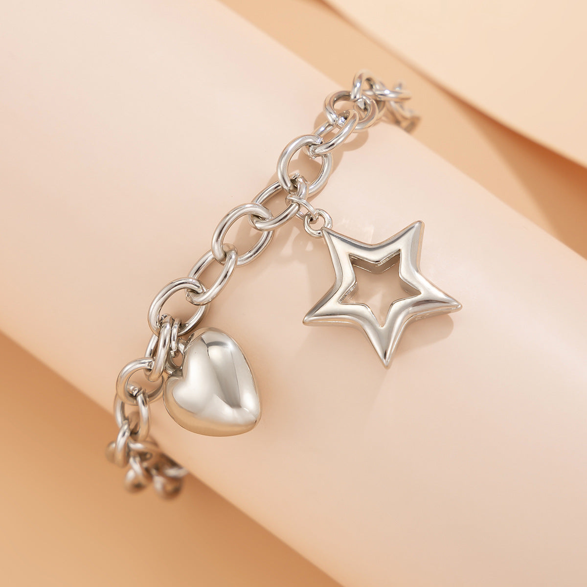 Pulsera de aleación en forma de estrella y corazón dulce y atrevida con acabado chapado para mujer