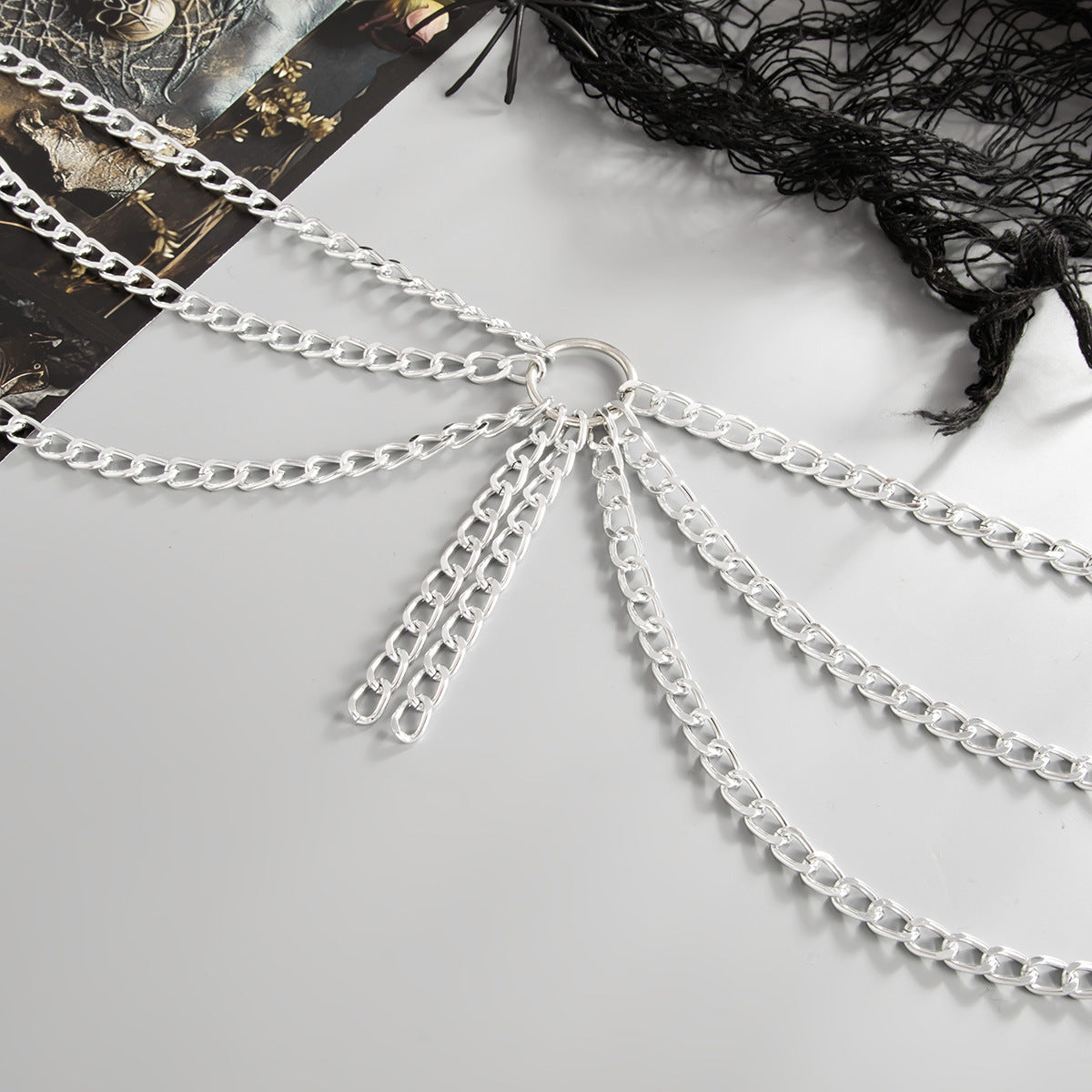 Catena per il corpo stile retrò-palazzo da donna con maglie metalliche a forma di U e dettagli a nappa