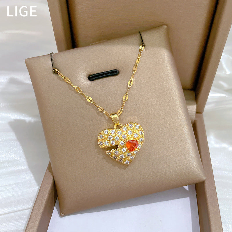 Collana pendente a cuore geometrico minimalista in acciaio al titanio con intarsio in strass rossi per uomo e donna