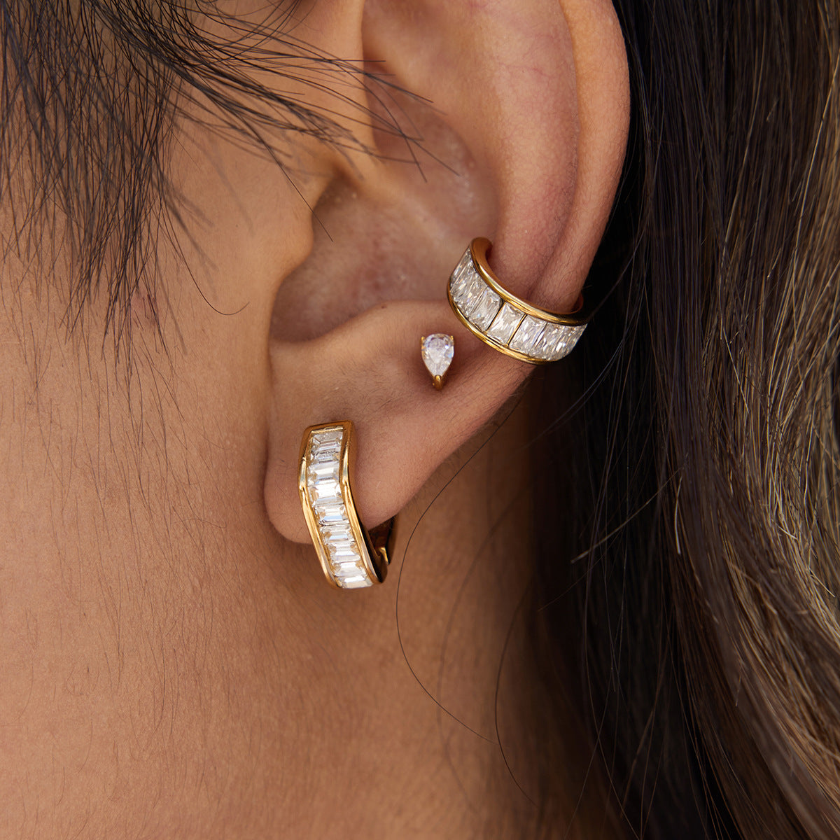 Orecchini geometrici in acciaio inossidabile con intarsio di strass da donna, orecchini a cerchio placcati di lusso, polsini alla moda resistenti allo sbiadimento