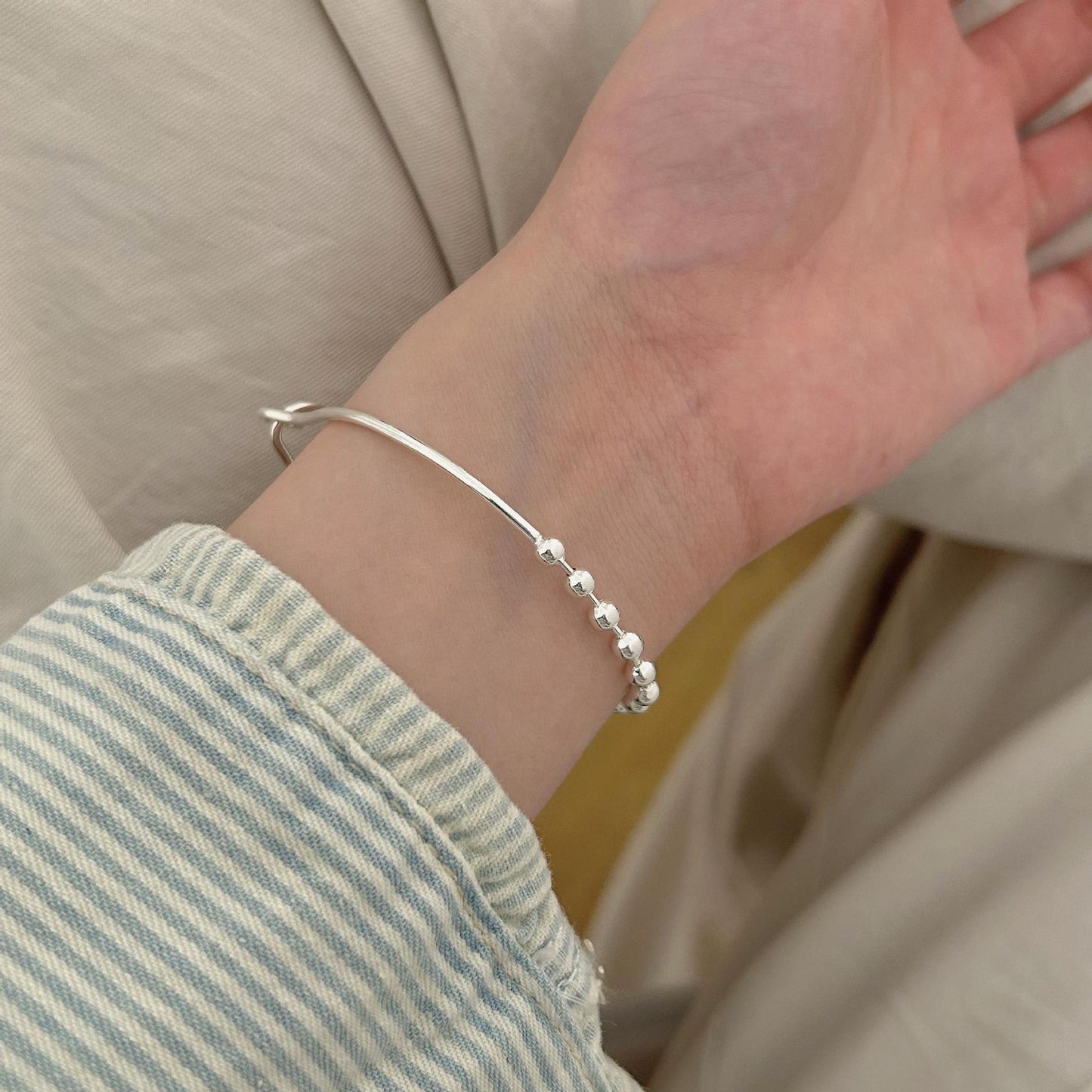 Pulsera minimalista geométrica de cuentas en plata de ley 925 con detalles artesanales y acentos de nudos de inspiración natural