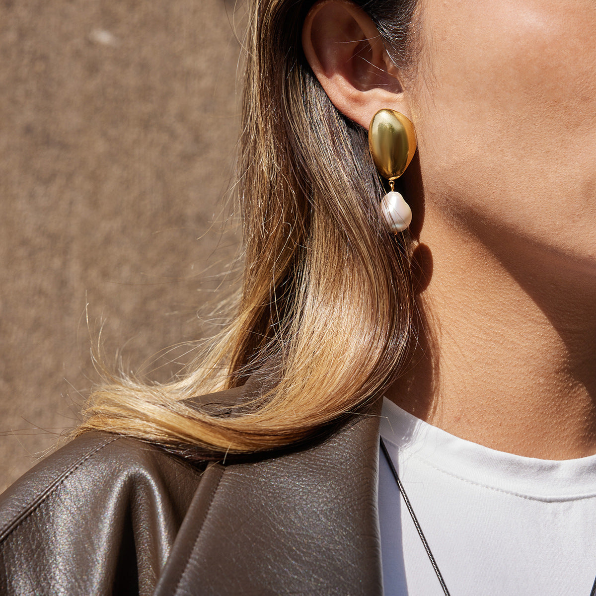 Aretes Minimalistas Geométricos de Nácar en Acero de Titanio con Chapado de Oro al Vacío PVD para Mujer