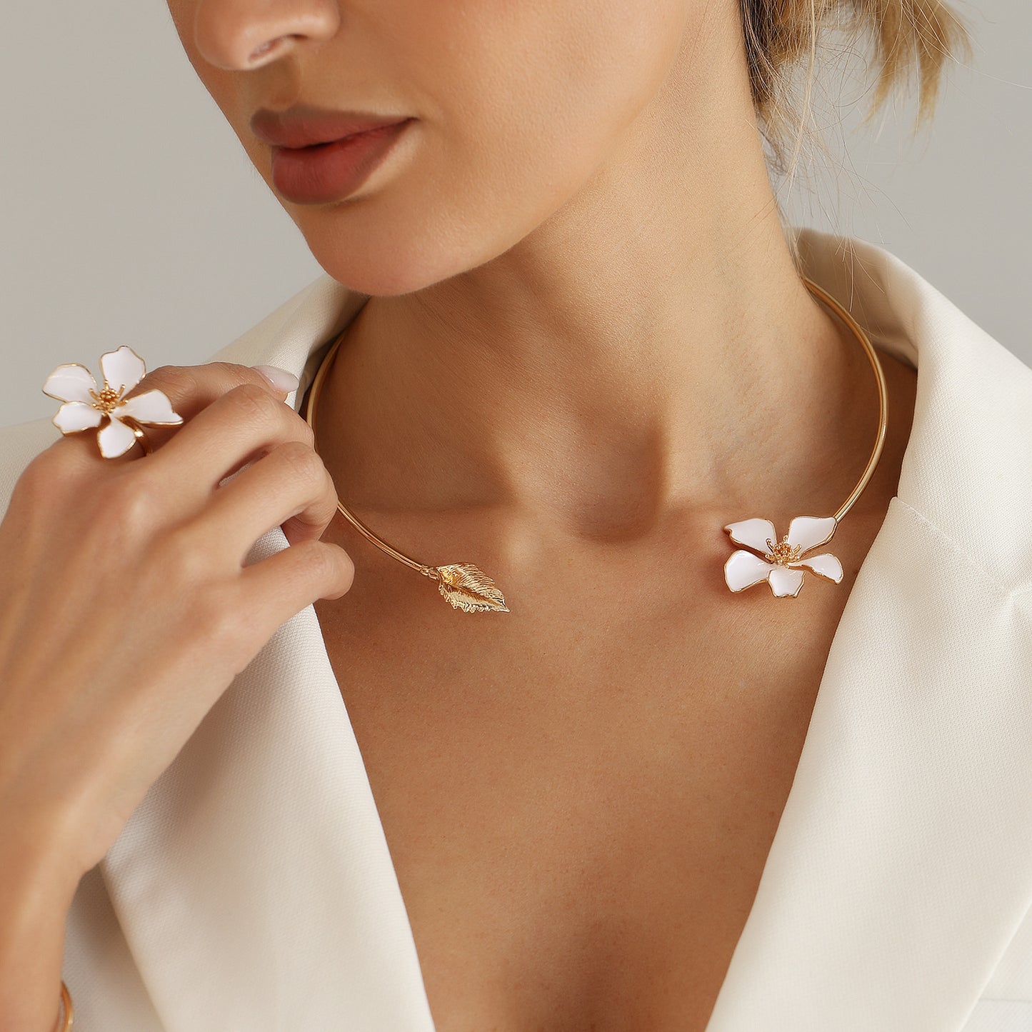 Enamel Floral Geometric Round Iron Choker Necklace with Zinc Alloy Pendant