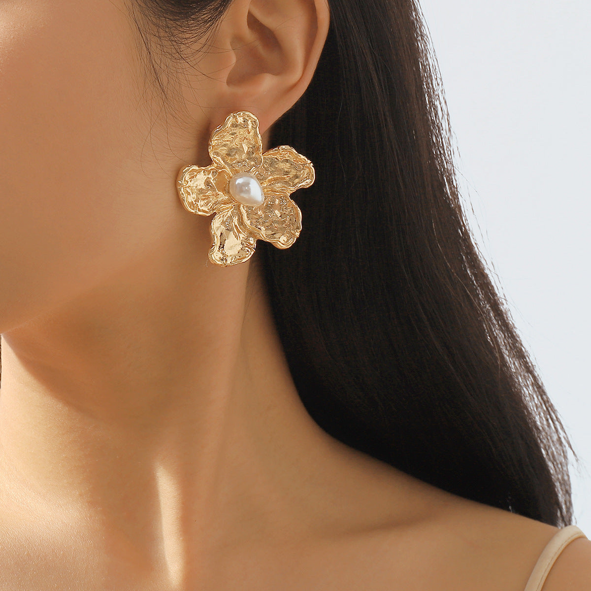 Pendientes de tuerca florales dulces y atrevidos para mujer de aleación con incrustaciones de perlas e acabado galvanizado