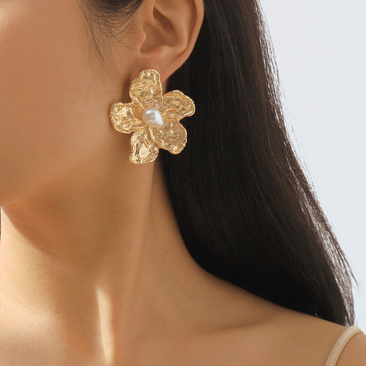Pendientes de tuerca florales dulces y atrevidos para mujer de aleación con incrustaciones de perlas e acabado galvanizado
