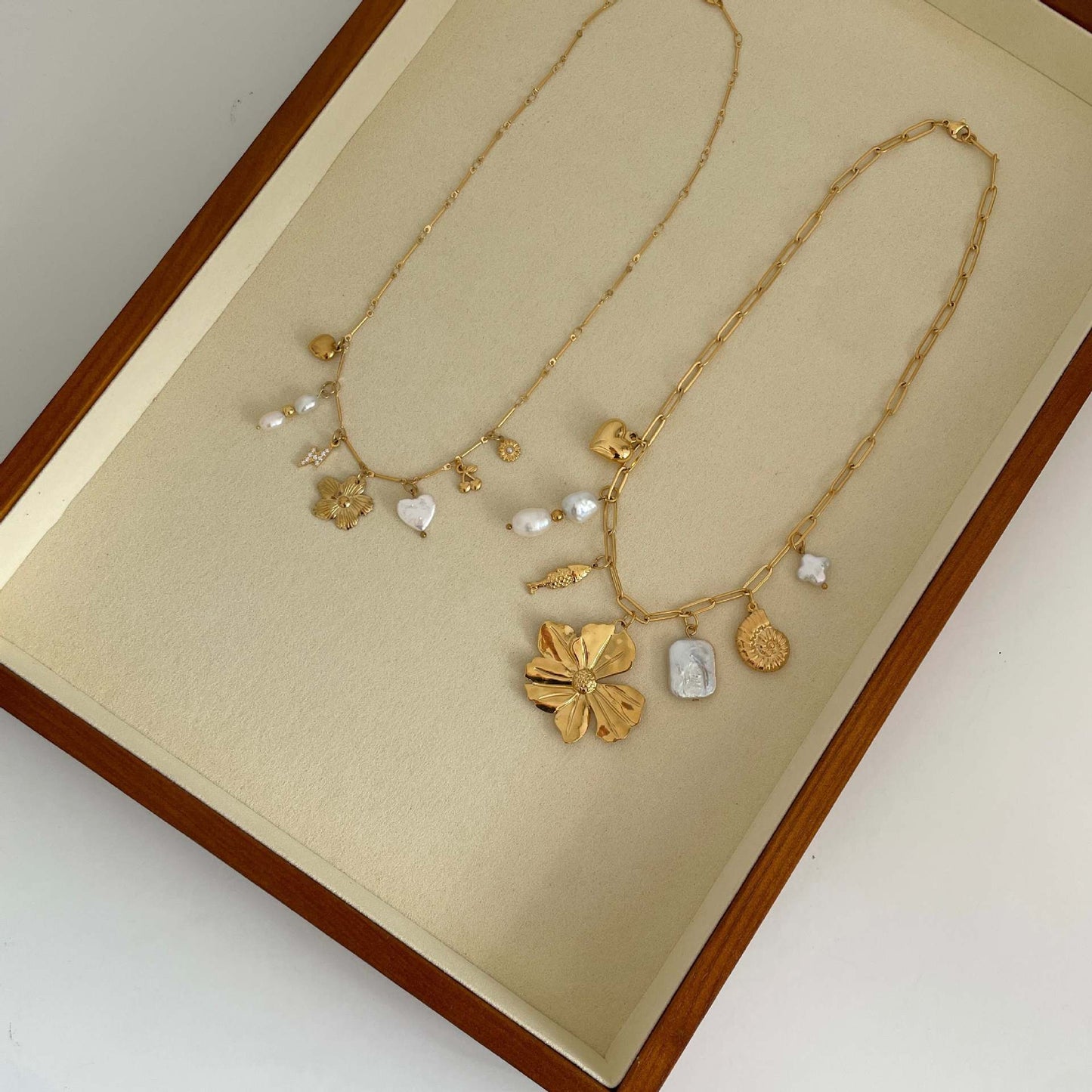 Collar Vintage Unisex con Dije Geométrico de Barra y Corazón de Acero de Titanio Chapado en Oro
