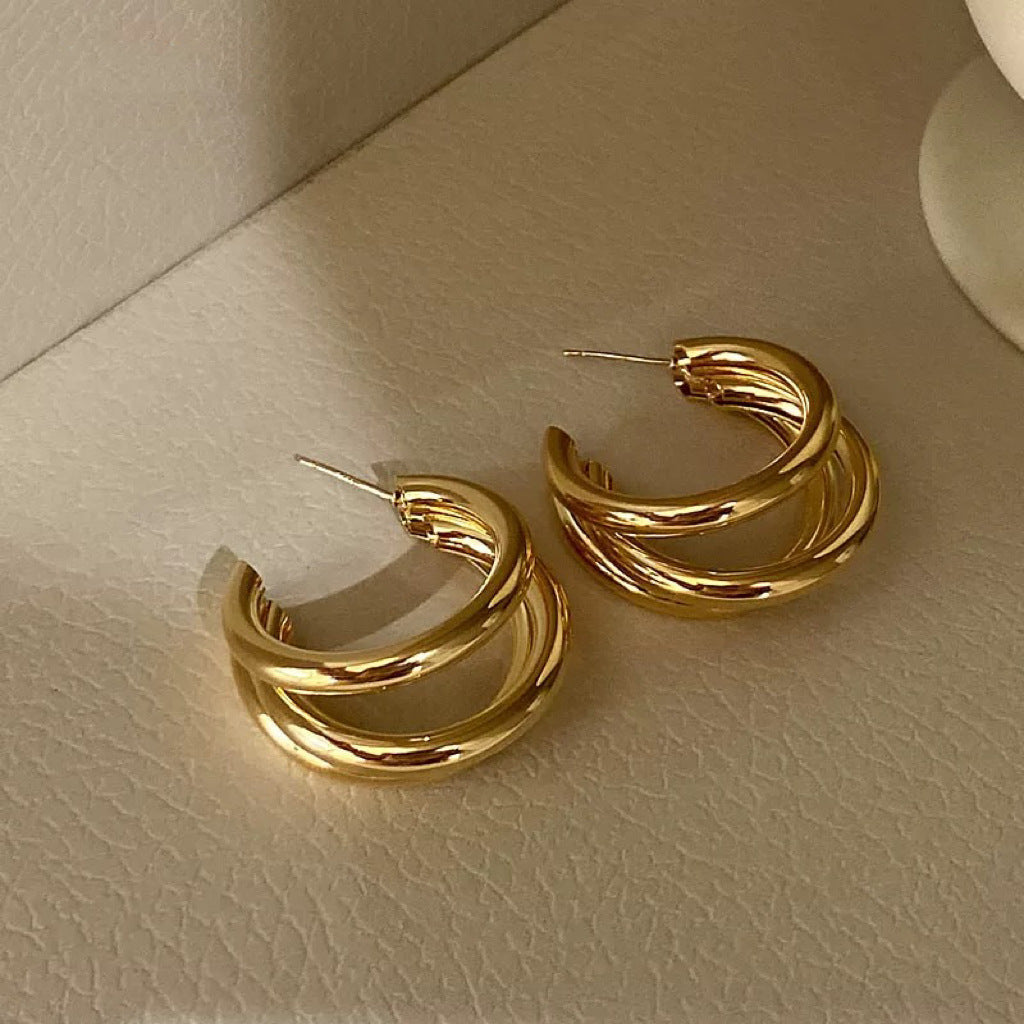 Orecchini a farfalla geometrici chic con perle d'acqua dolce e intarsio di zirconi su perni in argento sterling 925