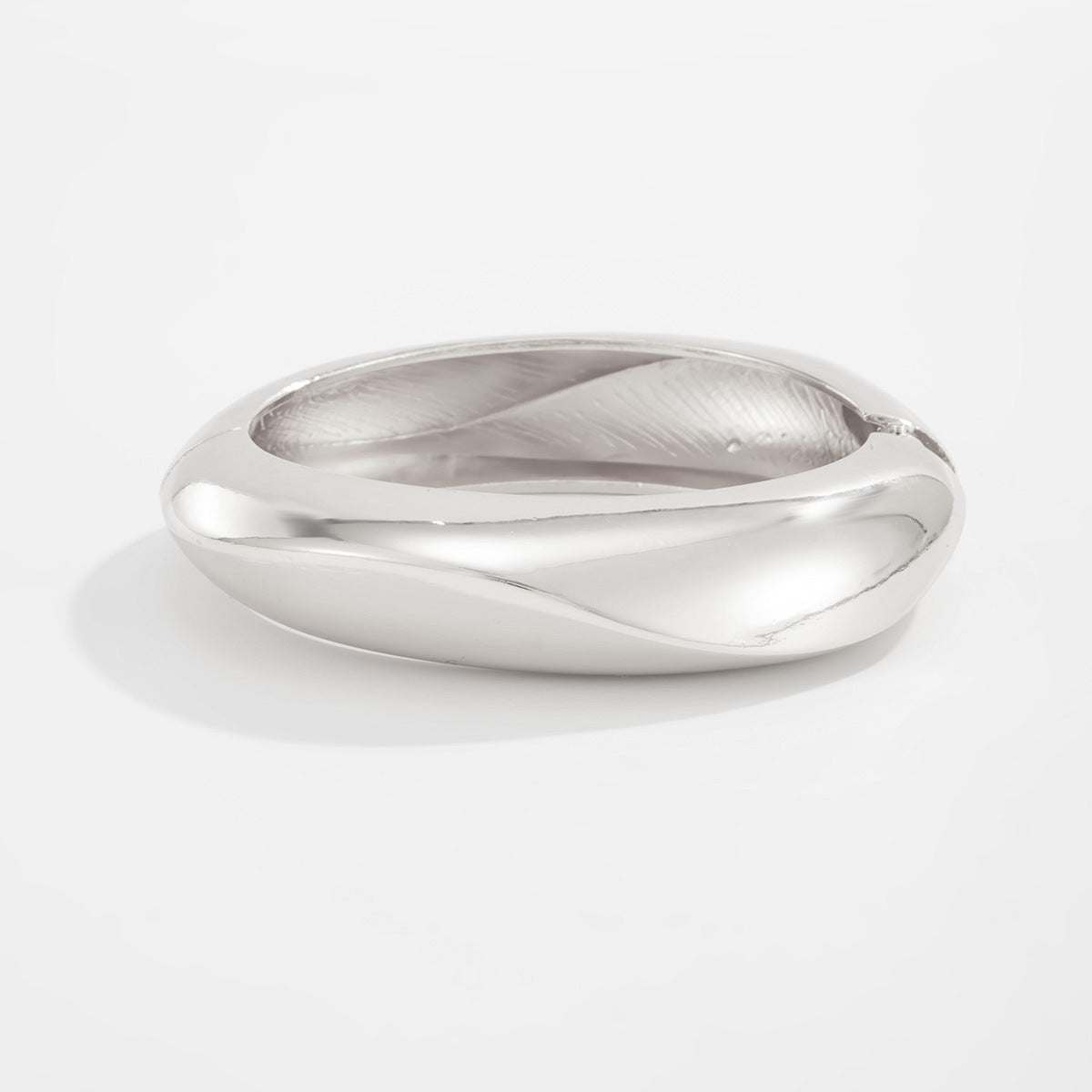 Pulsera Abierta Minimalista para Mujer con Construcción de Aleación Pulida y Cierre de Resorte