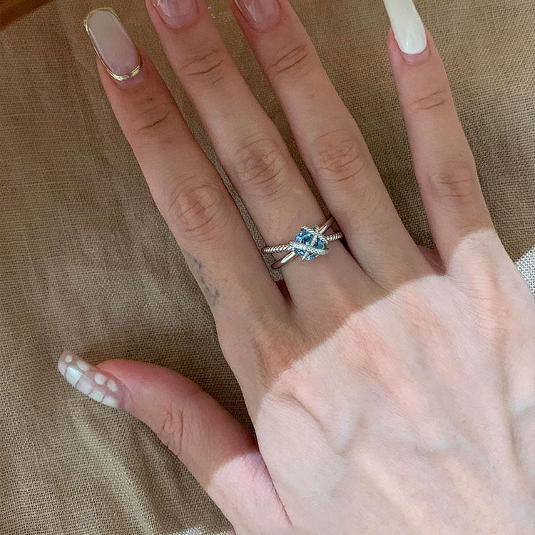 Elegante Anillo Minimalista de Cobre con Incrustaciones de Zirconia Diseño Geométrico Cruzado para Mujer Atuendo de Oficina de Moda