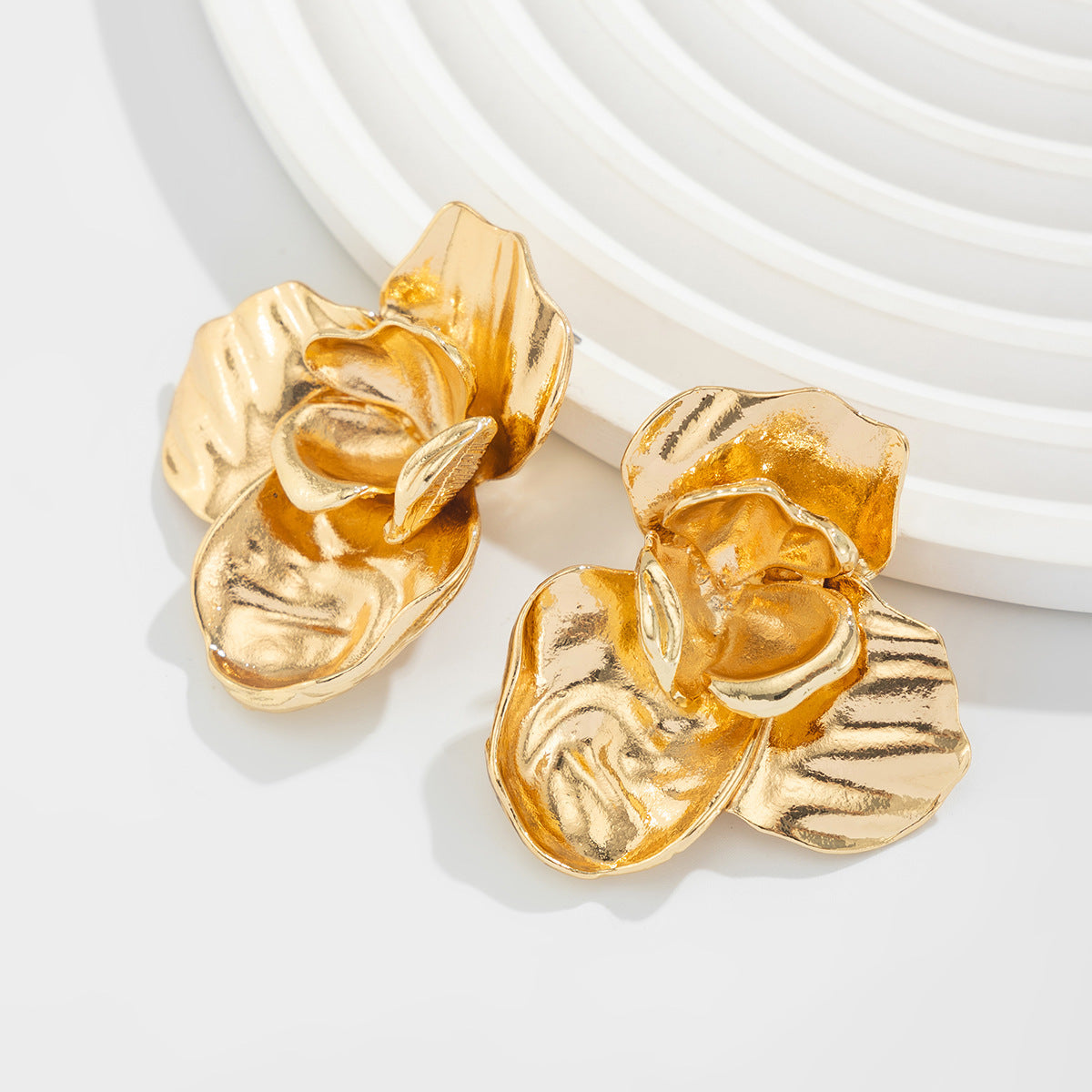 Pendientes de aleación de zinc con forma de lazo, estilo atrevido y chic, con acabado galvanizado y textura floral irregular tipo líquido.