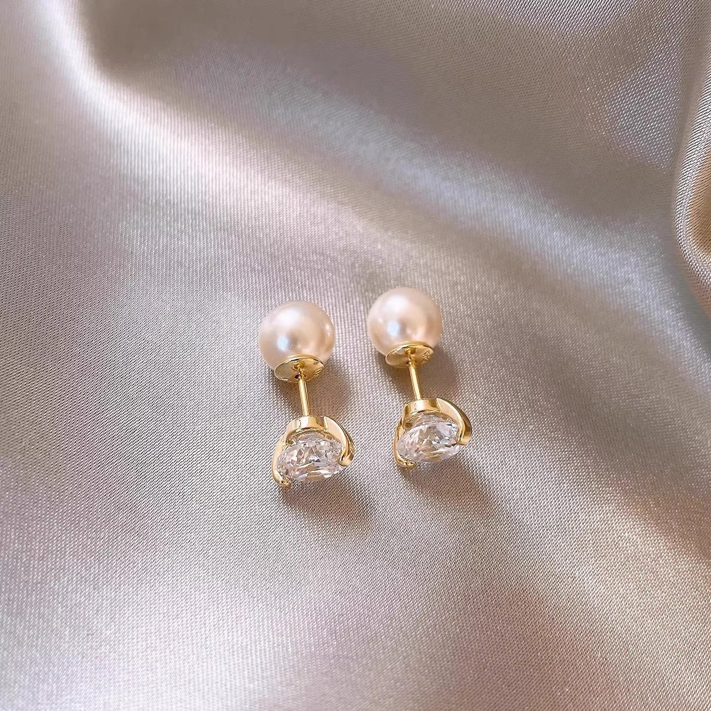 Orecchini a perno tondi minimalisti in zircone e perla da donna con perni in acciaio inossidabile, design geometrico, lusso per tutti i giorni
