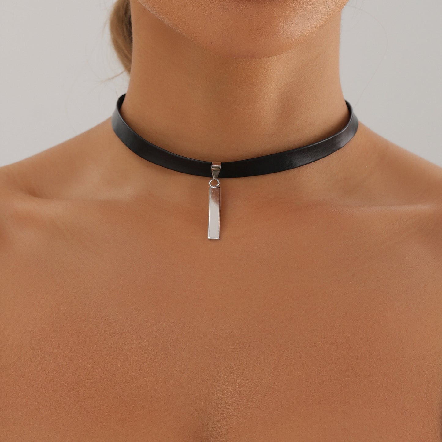 Collana a sospensione geometrica minimalista da donna con cordino in pelle nera e ciondolo in lega galvanizzata