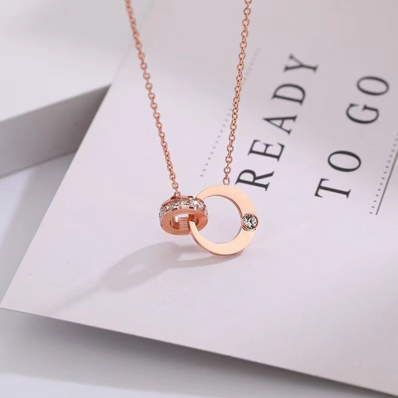 Collana da Donna in Acciaio al Titanio con Doppio Anello Geometrico, Placcata Oro Rosa 18K, Stile Naturale