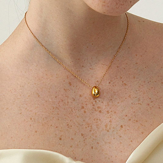 Collar minimalista de acero de titanio con colgante de lágrima para mujer con acabado chapado y cadena de eslabones