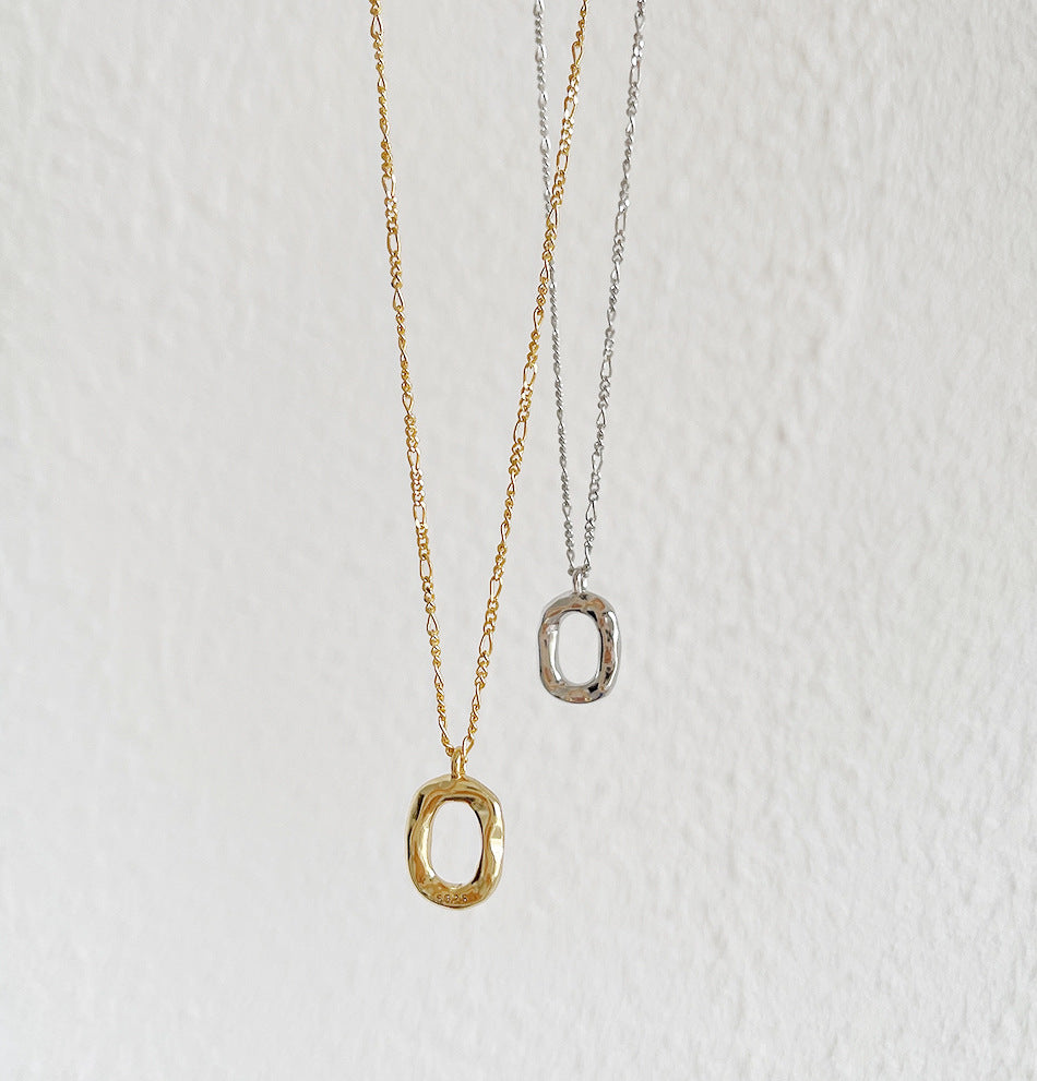 Collana Minimalista Ovale a Ciambella in Argento Sterling 925 con Placcatura in Oro e Motivo a Onde