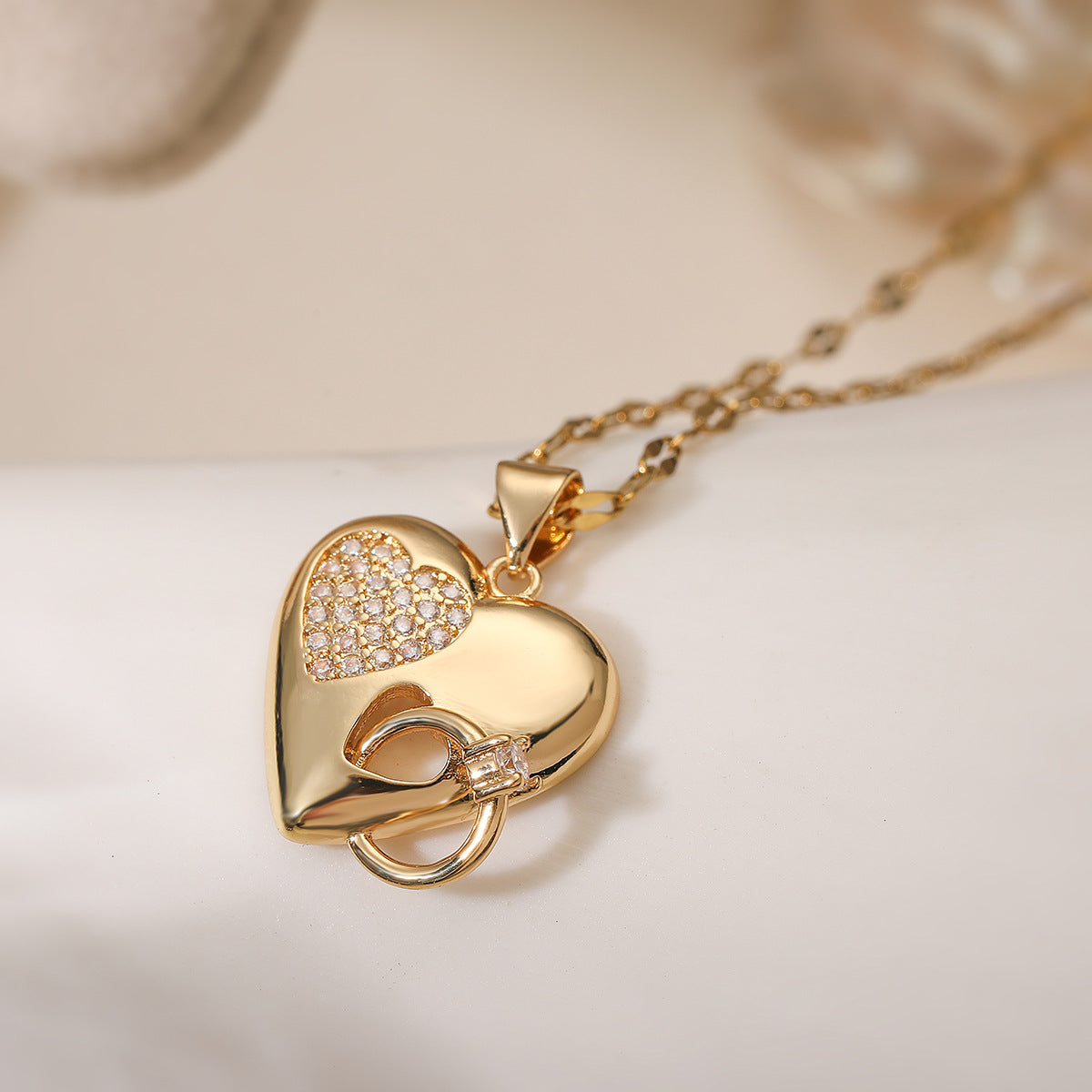 Collana con ciondolo a cuore minimalista in rame placcato oro 18 carati e intarsio in zirconi da donna