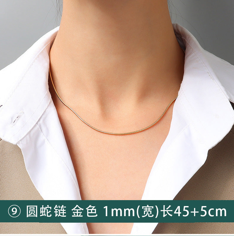 Collana a catena serpentina in acciaio al titanio placcato oro 18 carati, stile lusso leggero, con design a linea geometrica ondulata da donna