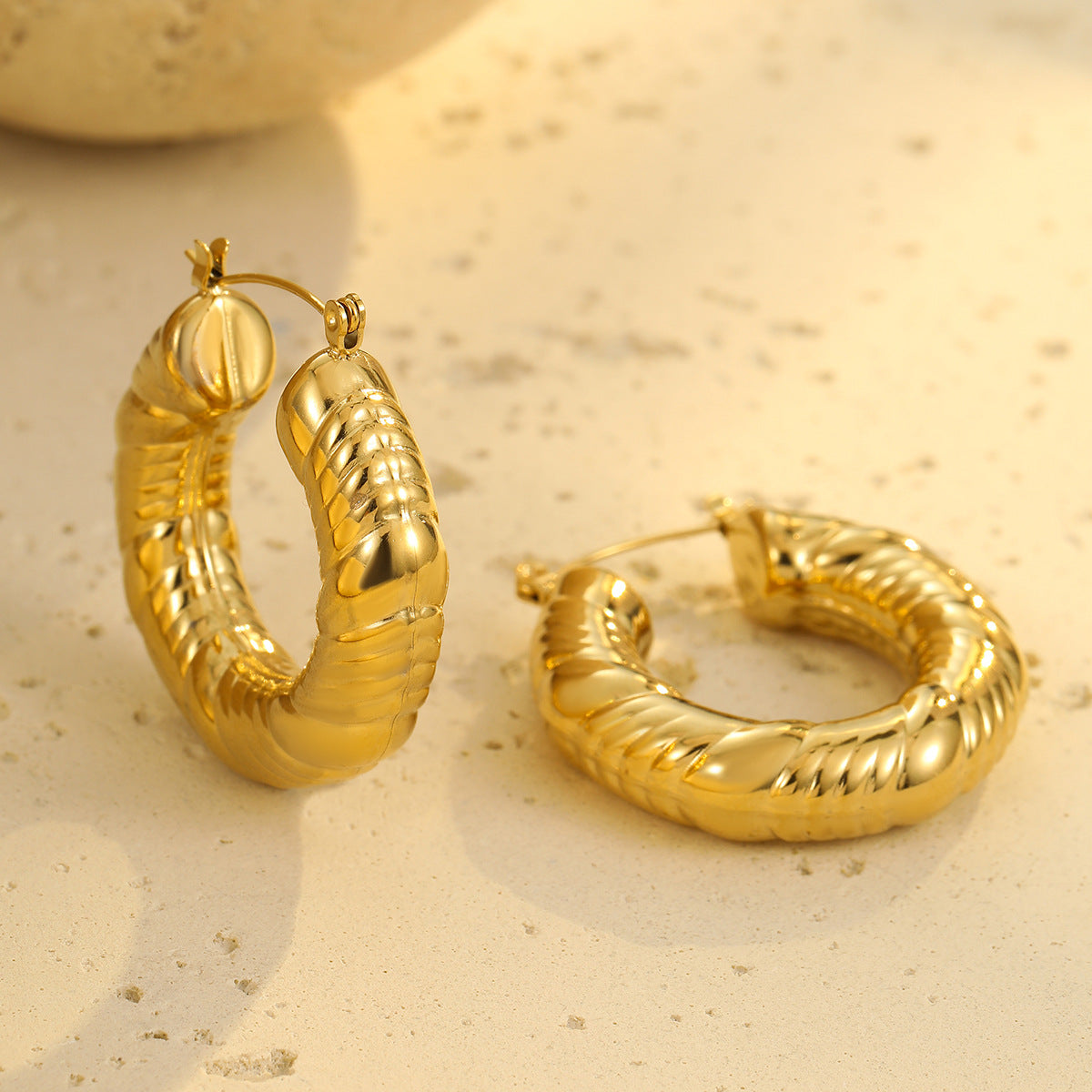 Pendientes de tuerca geométricos huecos de acero inoxidable vintage con acabado chapado para mujer