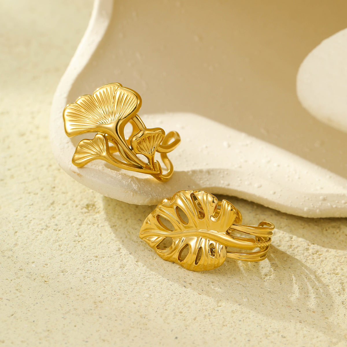 Anello Minimalista con Foglia di Ginkgo Placcato Oro 18K in Acciaio al Titanio, Gioielli di Moda da Donna